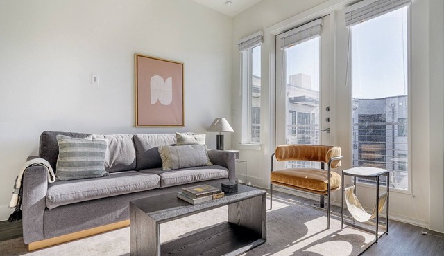 Beautiful 2BR in Highlands w/Pool, W/D & Gym, walkable, by Blueground