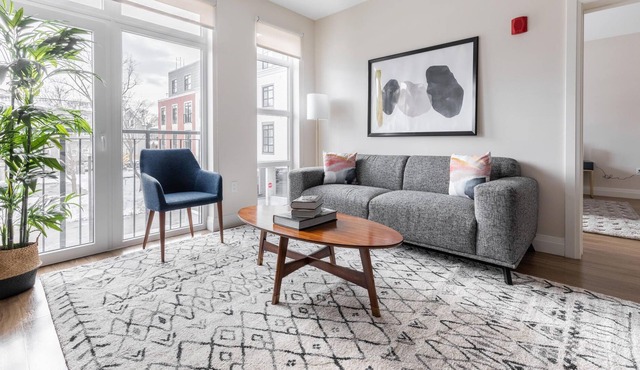 Beautiful 2BR in Newton Near Rail Station & Parks