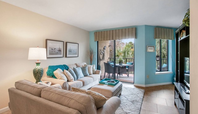 Beautiful 2BR/2Bath Unit - 1.5 Blocks from the Beach