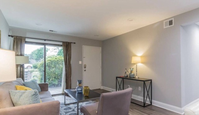 Beautiful 2BR/1BA Renovated Condo near DC w/pool