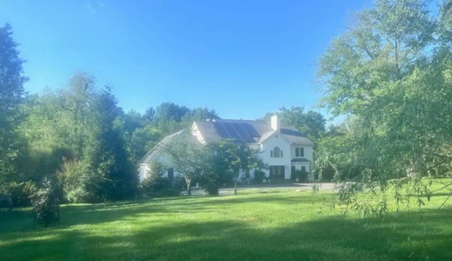 Beautiful 2BR Walkout Fenced & Gated Villa, Onsite parking, Pet friendly-2+acres