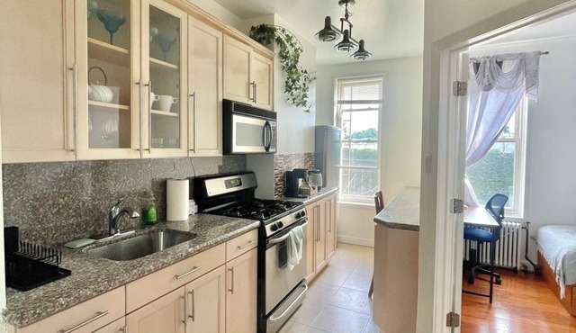 Beautiful 2BR with Private Entrance - Near Subway - 30min to Manhattan