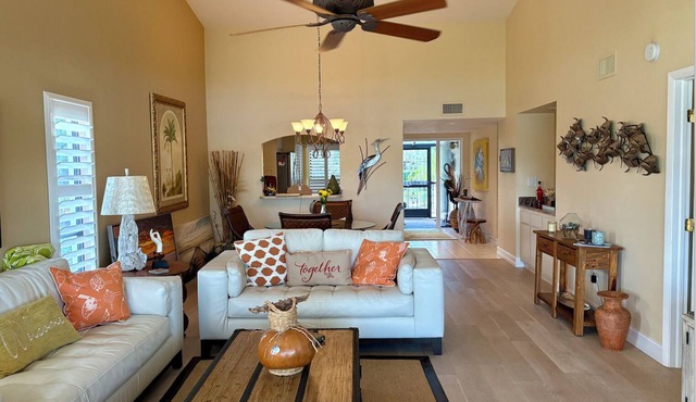 Beautiful 2nd Floor 2 bedroom condo with lovely lake views.Cozy & Well equipped