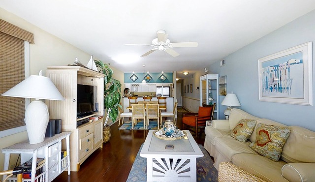 Beautiful 2nd-Floor Condo Overlooking Beach w/Free WiFi, Balcony, Full Kitchen