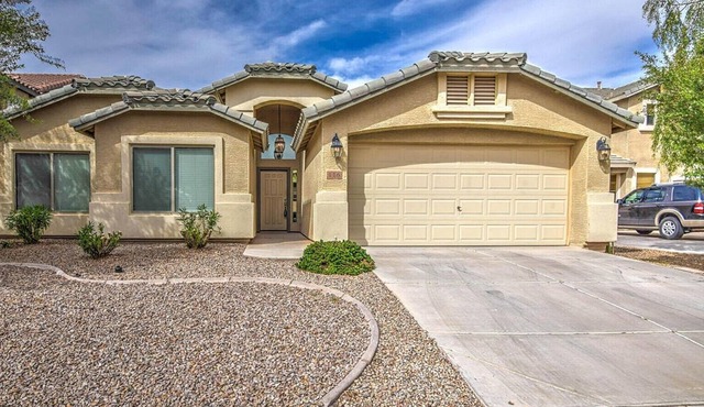 Beautiful 3 1/2 bedroom home with office in San Tan Valley, AZ (many amenities!)