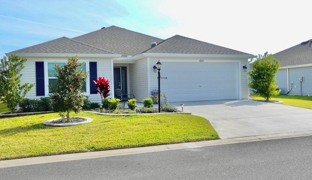 Beautiful 3/2 Designer Home with Golf Cart & Dog Friendly – Village of Dabney