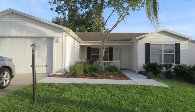 Beautiful 3/2 designer home, pet friendly, free WiFi, golf cart, hot tub