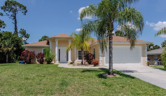 Beautiful 3/2 Pool Home with Spa in quiet neighborhood!