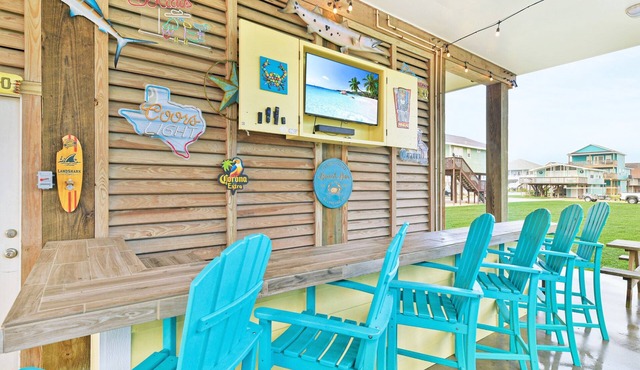 Beautiful 3/2 with incredible beach views and awesome beach bar!