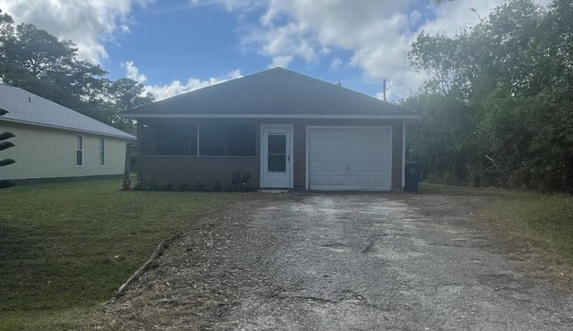 Beautiful 3/2 with screen-in porch 10 minutes away from the beach.
