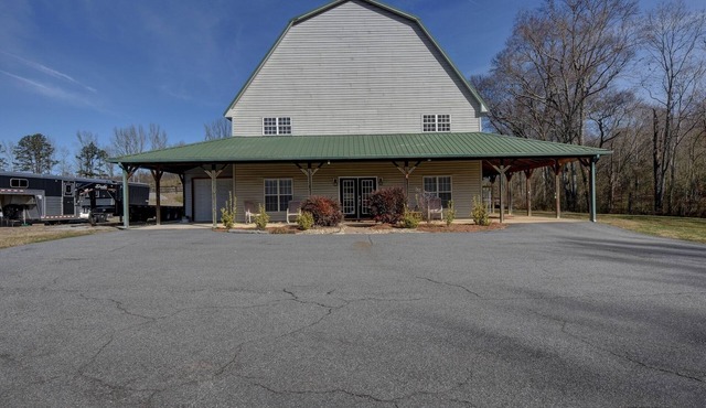 Beautiful 3/3 Barndominium at Hawks Creek Farm