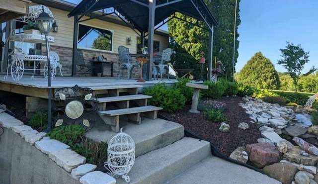 Beautiful 3 Acre Retreat, Minutes from Rockford! Sleeps 21