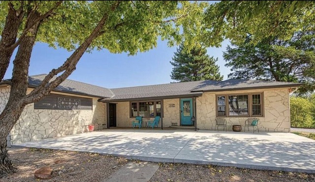 Beautiful 3 bd Home ~ Fantastic Location