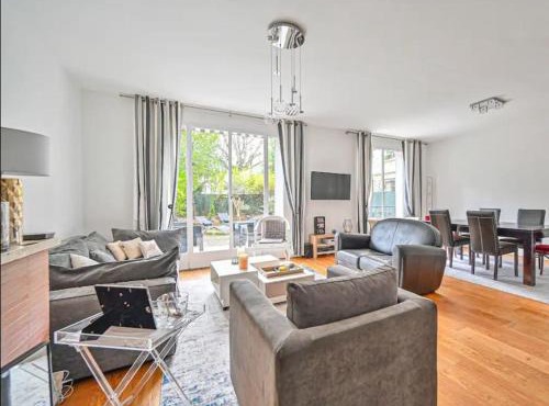 Beautiful 3 bdr apartment with garden close to Champs-Elysées