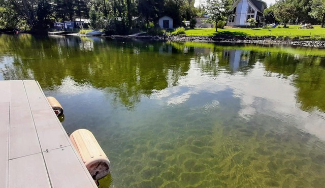 Beautiful 3 Bdrm + Bunkie waterfront cottage near Gull Lake