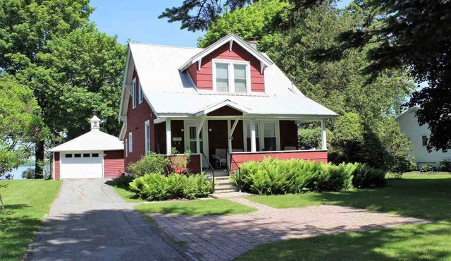 Beautiful 3-BDRM Cottage Home on the St. Lawrence River!