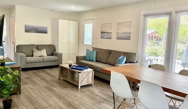 Beautiful 3-Bdrm Cottage close to Ski Resorts w/Hot Tub, Game Room, & more!