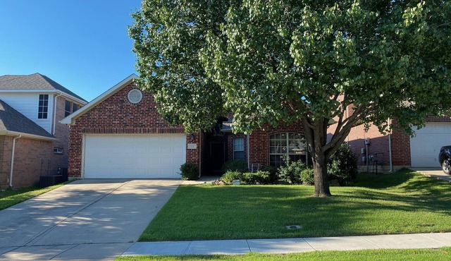Beautiful 3 Bdrm House in Upscale Neighborhood