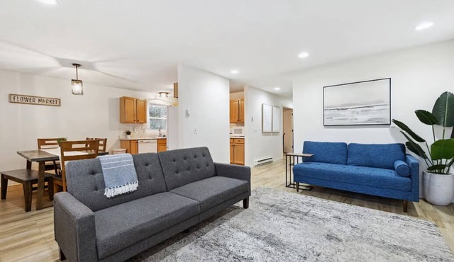 Beautiful 3 Bed/1 Bath Duplex in a quiet neighborhood near downtown Minneapolis