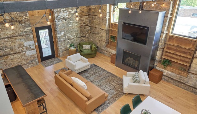 Beautiful 3 bed 2.5 bath condo w/pullout sofa in downtown Utica