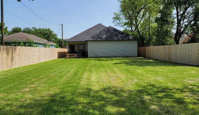 Beautiful 3 Bed 2.5 bath home with long drive way