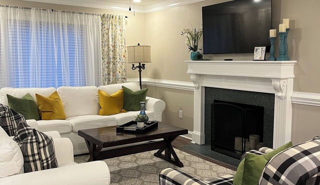 Beautiful 3 bed/2 bath with Private Suite