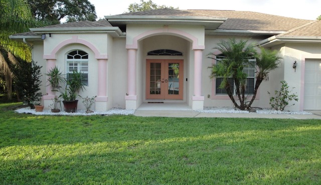 Beautiful 3 Bed, 2 Bath home w/private pool in quiet neighborhood, pet friendly