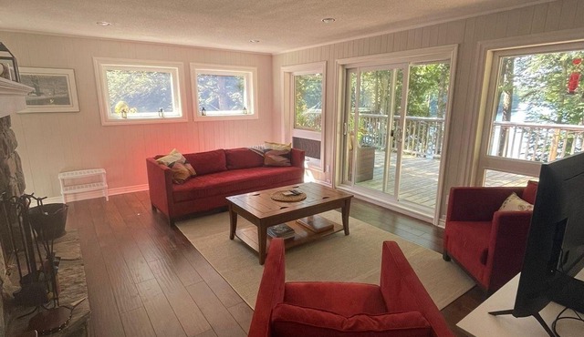 Beautiful 3-bed, 2-bath, 4 season cottage on 375ft of waterfront (Dog friendly)