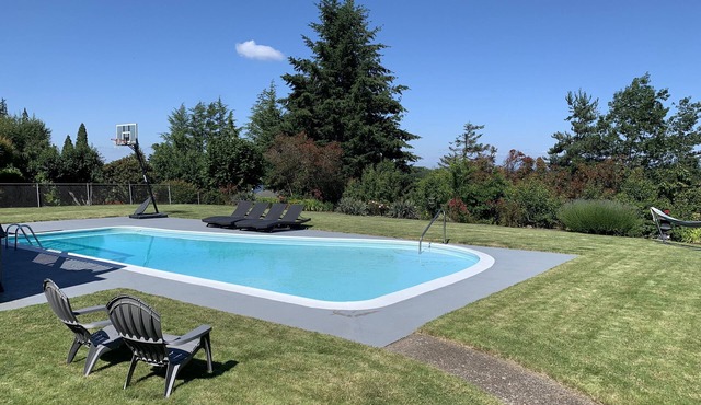 Beautiful 3 bed, 2 bath. Daylight Basement. Mountain & City View. Pool & Hot Tub