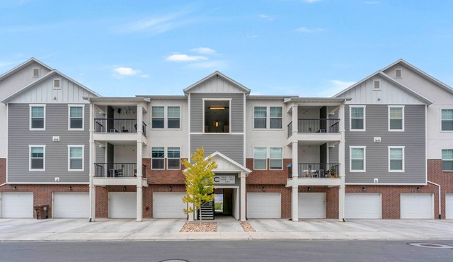 Beautiful 3 bed 2 bath, Lakeside Condo