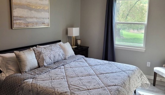 Beautiful 3 Bed, 2 Bath, Sleeps 6, Full Kitchen. garage. Close to World cup!