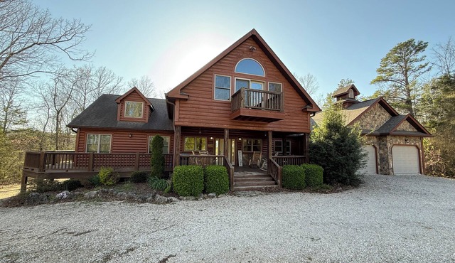 Beautiful 3 bed, 3.5 bath at Cedar Stone in Eminence MO. Sleeps up to 16 guests.