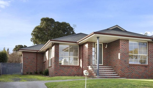 Beautiful 3 bedroom house with Corio Bay view at heart of Clifton Springs