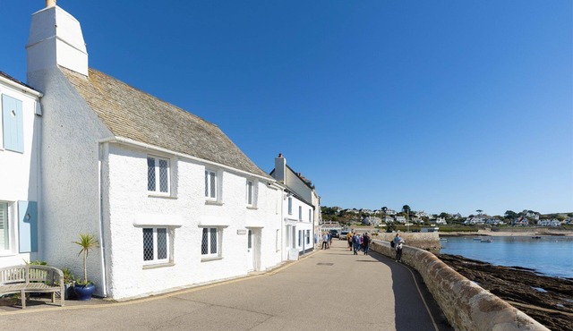 Beautiful 3 Bed Cottage With Enclosed Garden By The Sea & Beach in St Mawes