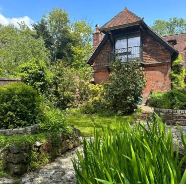 Beautiful 3 bed cottage in Lymington. Perfectly located for Coast and New Forest