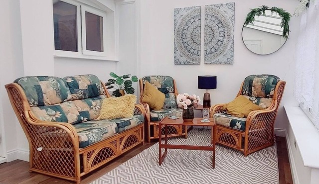 Beautiful 3 bed hse with parking and garden