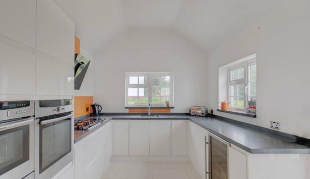 Beautiful 3-Bed House in the hamlet of Ham Green