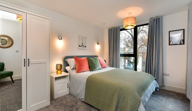 Beautiful 3 Bed Town House - Pass the Keys