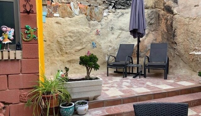 Beautiful 3-Bed Town House with garden in Sax