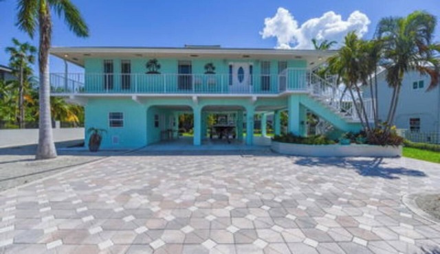Beautiful 3 bedroom 2 bath pool house close to Key West