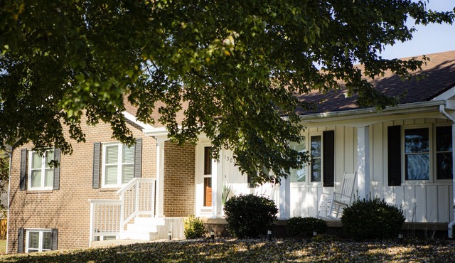 Beautiful 3 Bedroom 2 Bathroom House!