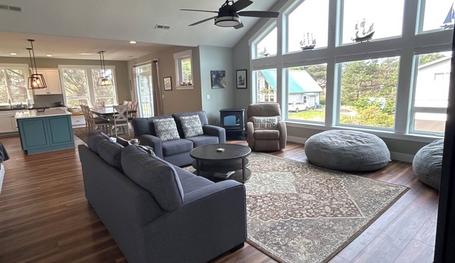 Beautiful 3 bedroom Nedonna beach home. Just one block from the beach