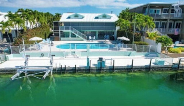 Beautiful 3 Bedroom 3 Bath Open Water Pool Home With Excellent Boating