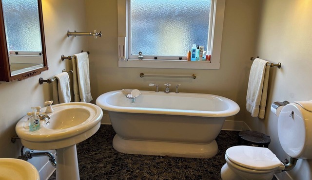 Beautiful 3-bedrm historical Oakland. Right off Piedmont Avenue! Pet friendly!