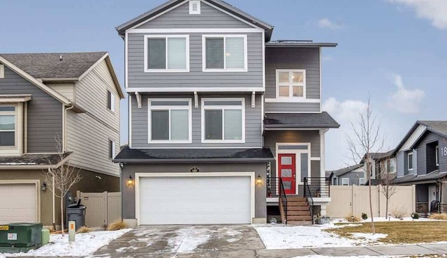 Beautiful 3 Bedroom Private home with easy access