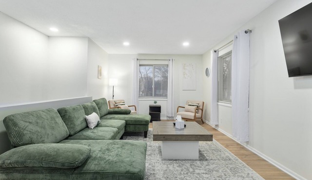Beautiful 3-bedroom-All King Beds-Central Location in OP