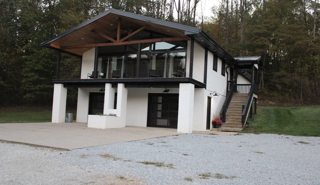 Beautiful 3 bedroom/4 bathroom house near Atwood Lake with stocked pond