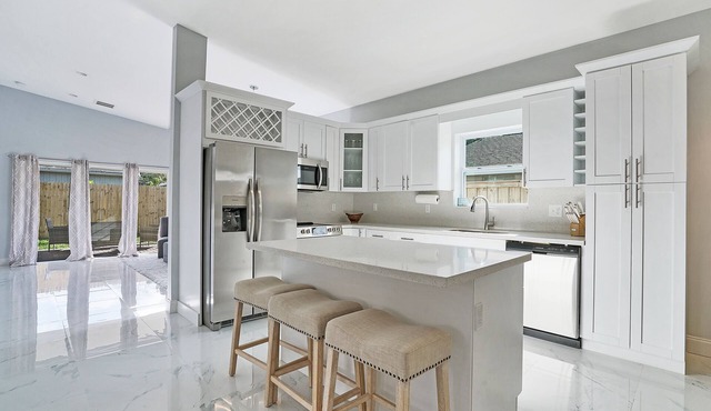 Beautiful 3 bedroom home near beaches and shopping