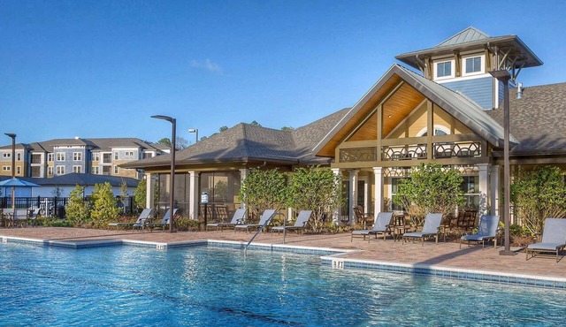 Beautiful 3 bedroom apartment near Jax Airport