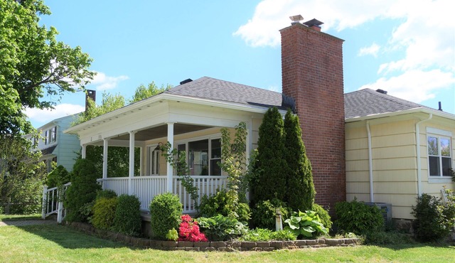 Beautiful 3-bedroom house charming New Rochelle near Glen Island Park